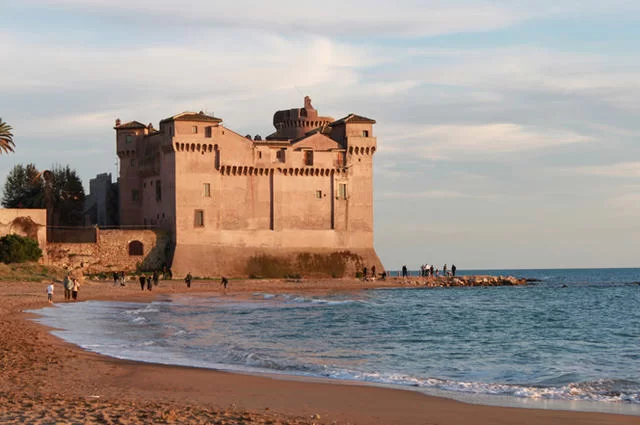 Замок на побережье Санта-Севера (Santa Severa) Замок на побережье Санта-Севера (Santa Severa)